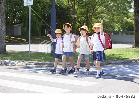 通学する小学生たち